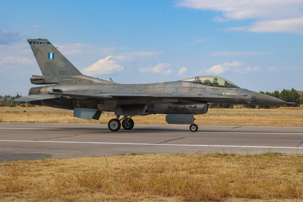 В Греции пытаются спасти истребители F-16 от пожара и взрывов у военного аэродрома