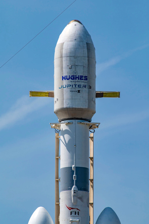 Запуск ракеты Falcon Heavy. Фото © Twitter / HughesConnects