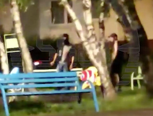 Хоррор в Бибирево: Неадекват в балаклаве и с ножом распугал молодёжь на детской площадке