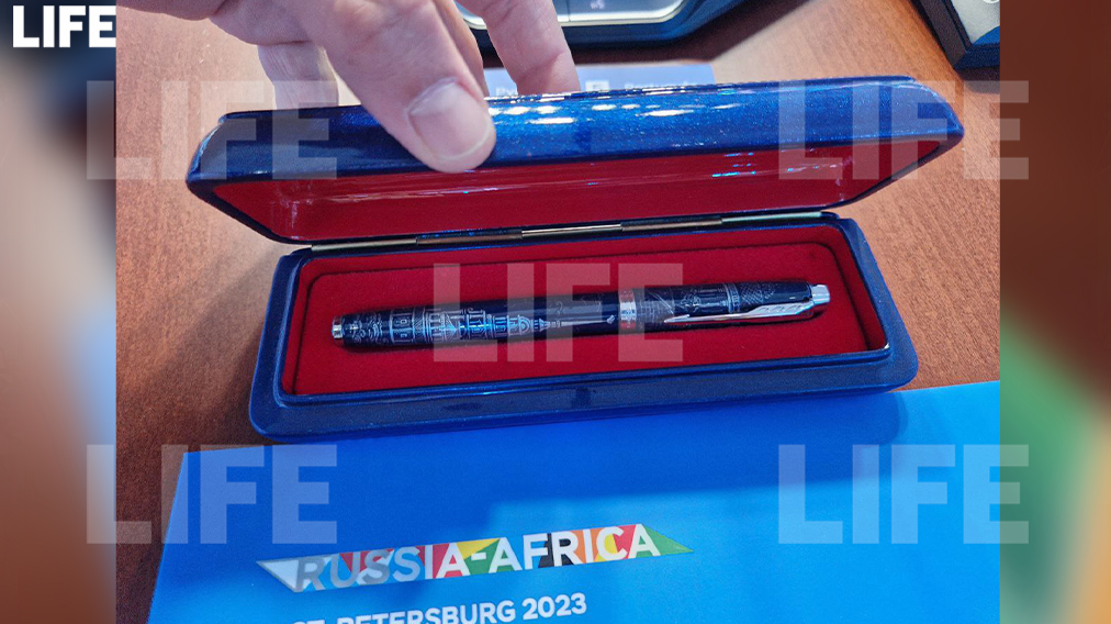Сувенирная ручка участника саммита Россия – Африка. Фото © LIFE