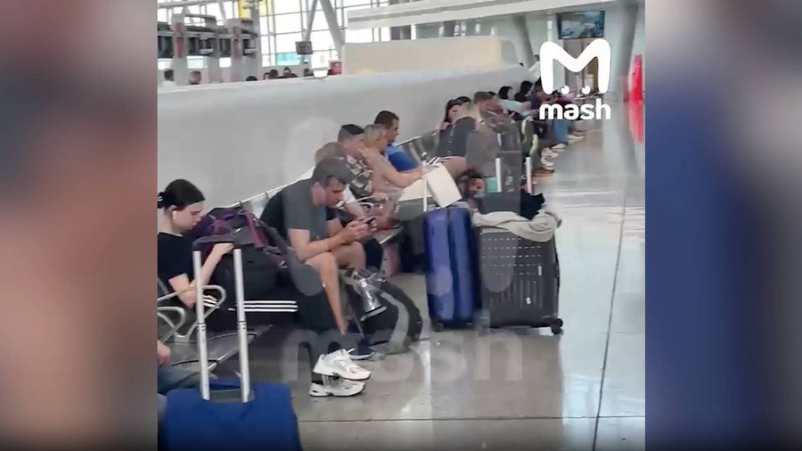 "Адский лагерь" с 100 россиянами в аэропорту Еревана. Обложка © t.me / Mash