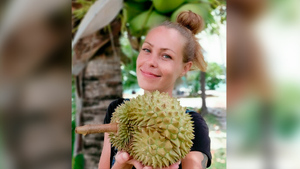Сидела на дурианах и джекфрутах: Российская блогерша-сыроед умерла в Малайзии в день вылета домой