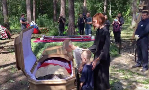 Вдова и дети расплакались у гроба убитого в зоне СВО военкора, его хоронили с воинскими почестями