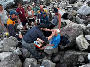 МЧС: На Курилах турист сорвался со скалы и получил травму головы