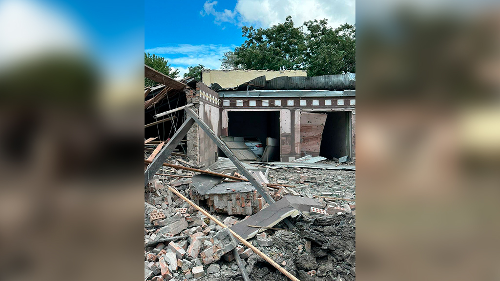 Место взрыва в центре Таганрога у кафе "Чехов сад". Фото © Телеграм-канал губернатора Ростовской области Василия Голубева 