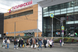 В Москве посетителей ТЦ "Гагаринский" эвакуировали из-за возгорания самоката