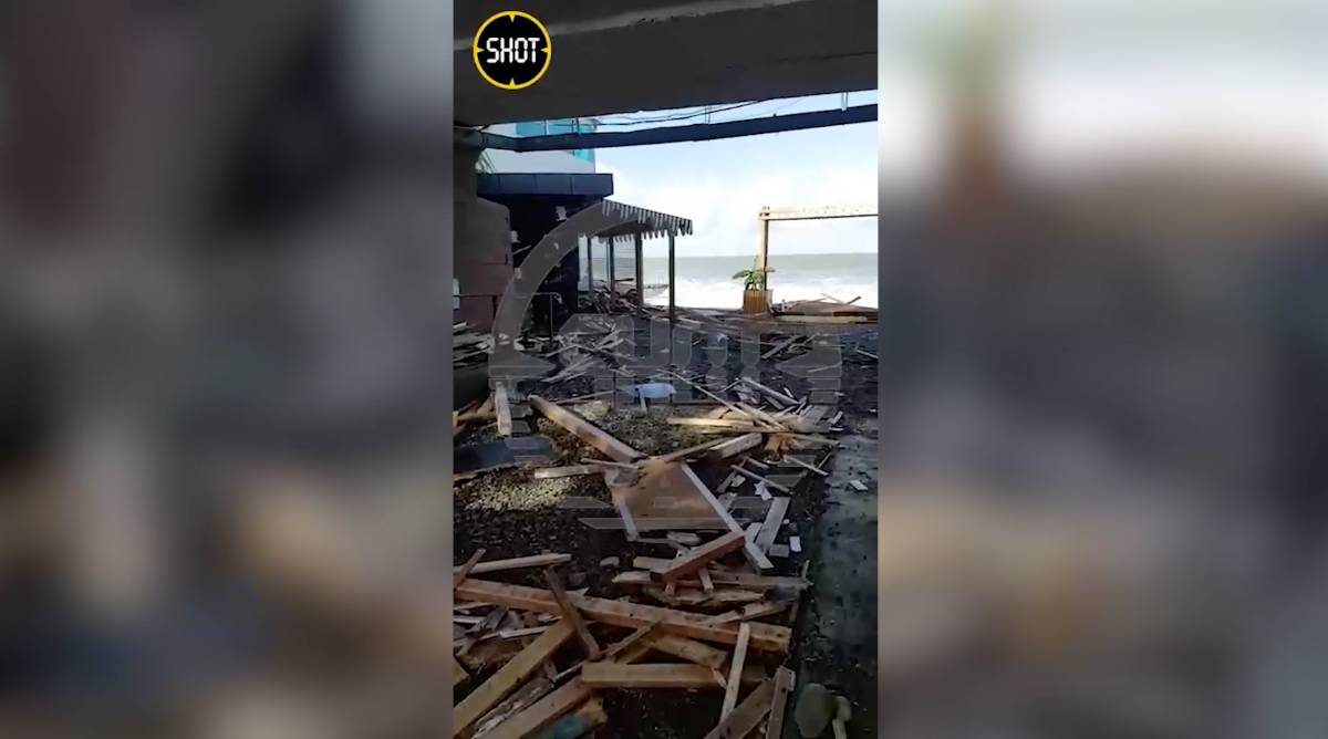 Мусор вместо туристов: Появилось видео с разгромленным штормом пляжем в Сочи