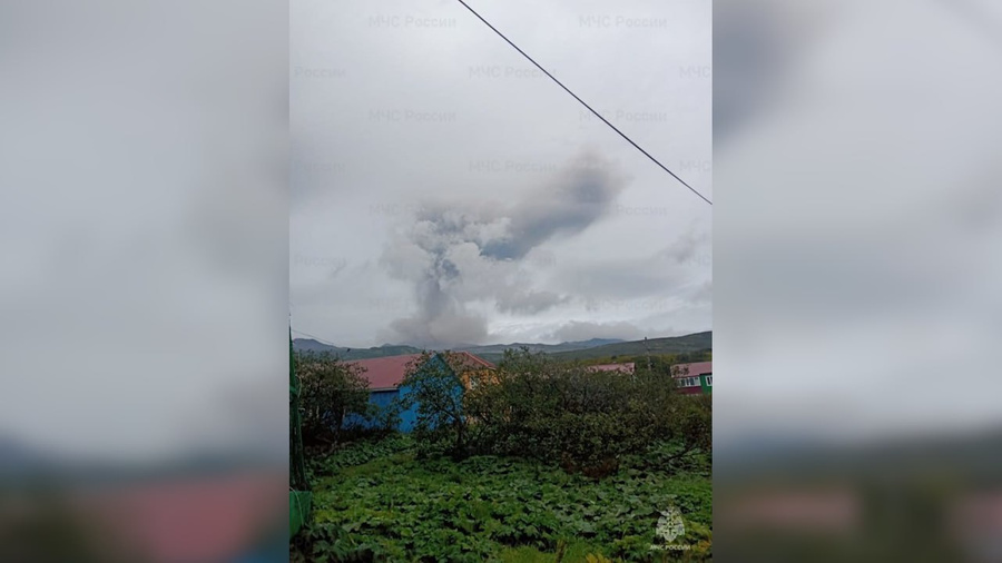 <p>Пепловый выброс произошёл на вулкане Эбеко. Обложка © Telegram / <a href="https://t.me/info65mchs/3771" target="_blank" rel="noopener noreferrer">МЧС Сахалин</a></p>