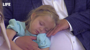 Маленькая девочка уснула на встрече Путина с многодетными семьями