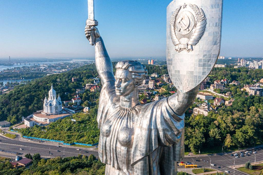 Монумент "Родина-мать" в Киеве. Фото © Shutterstock