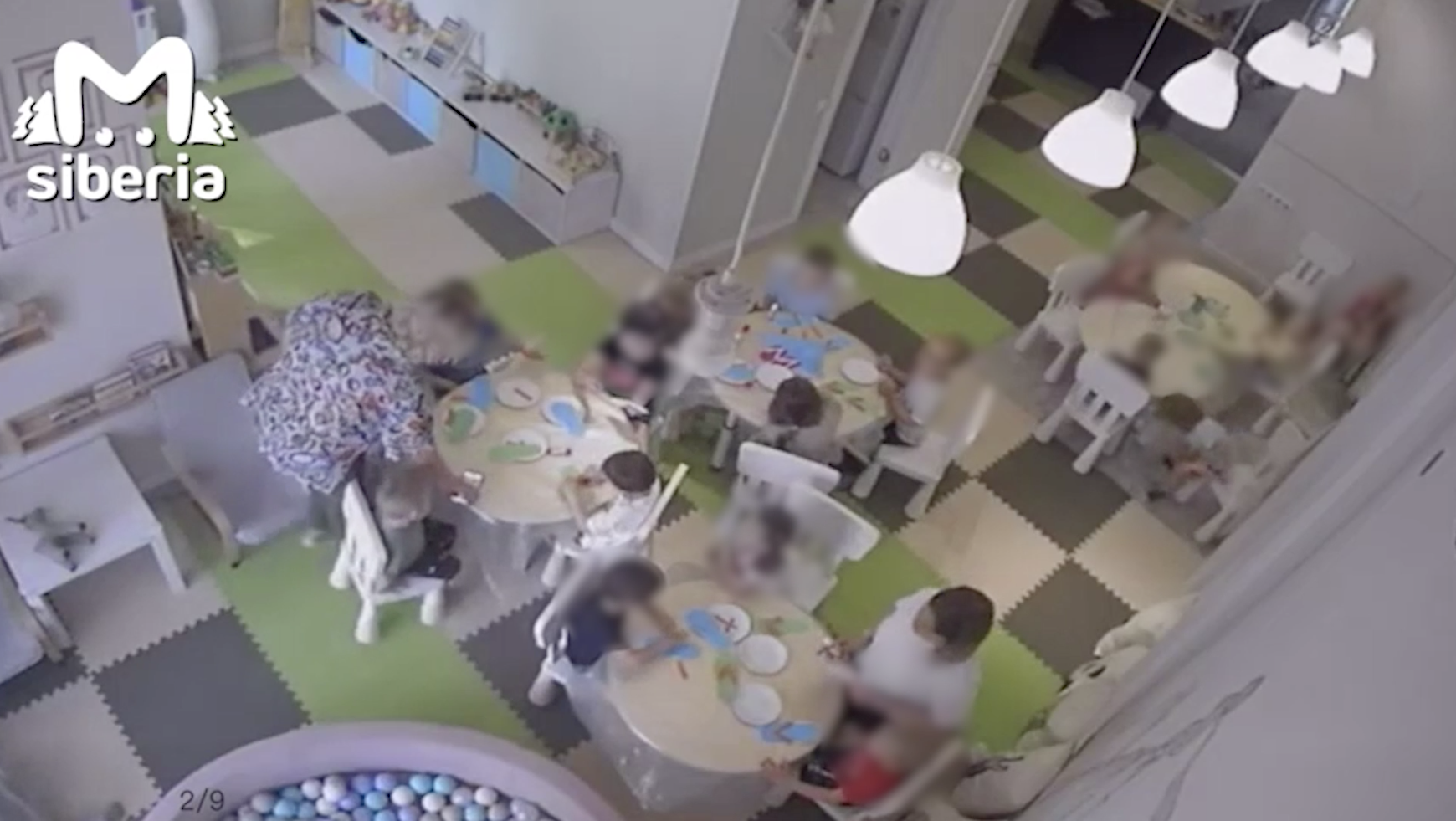 Камеры сняли видео, как воспитательницы избивают детей в детсаду в Новосибирске