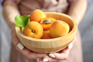 Диетолог назвала три категории людей, кому не стоит налегать на абрикосы