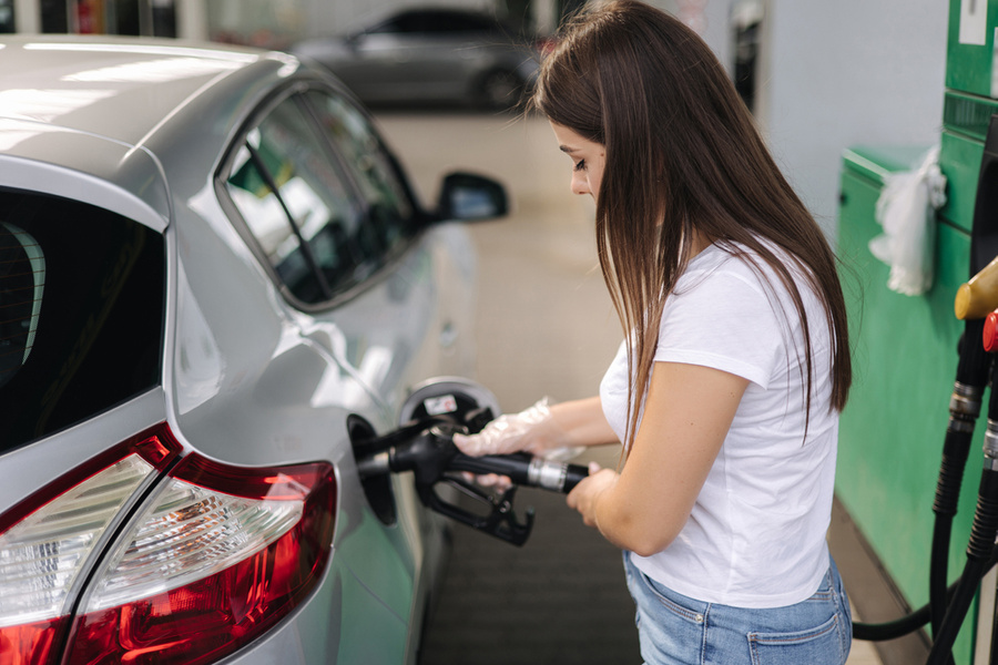Цены на бензин продолжают расти. Обложка © Shutterstock