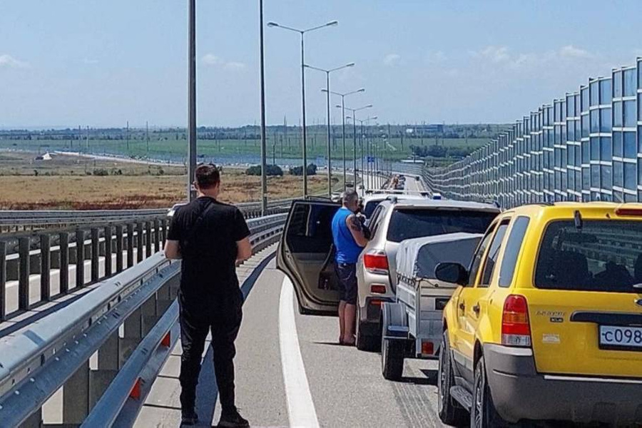 Пробка к Крымскому мосту. Фото © VK / "ЧП новости Крым"
