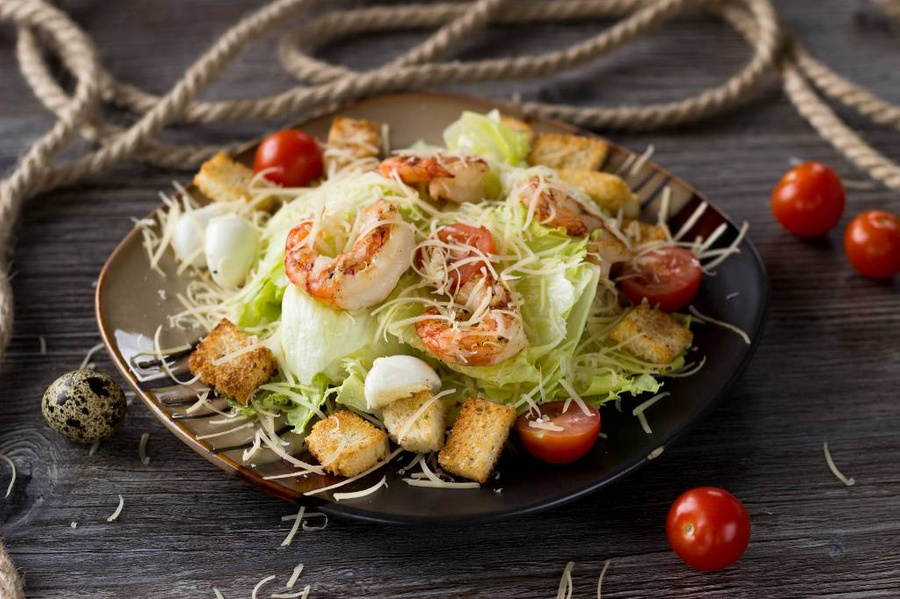 Салат "Цезарь". Фото © ТАСС / Светлана Денисова