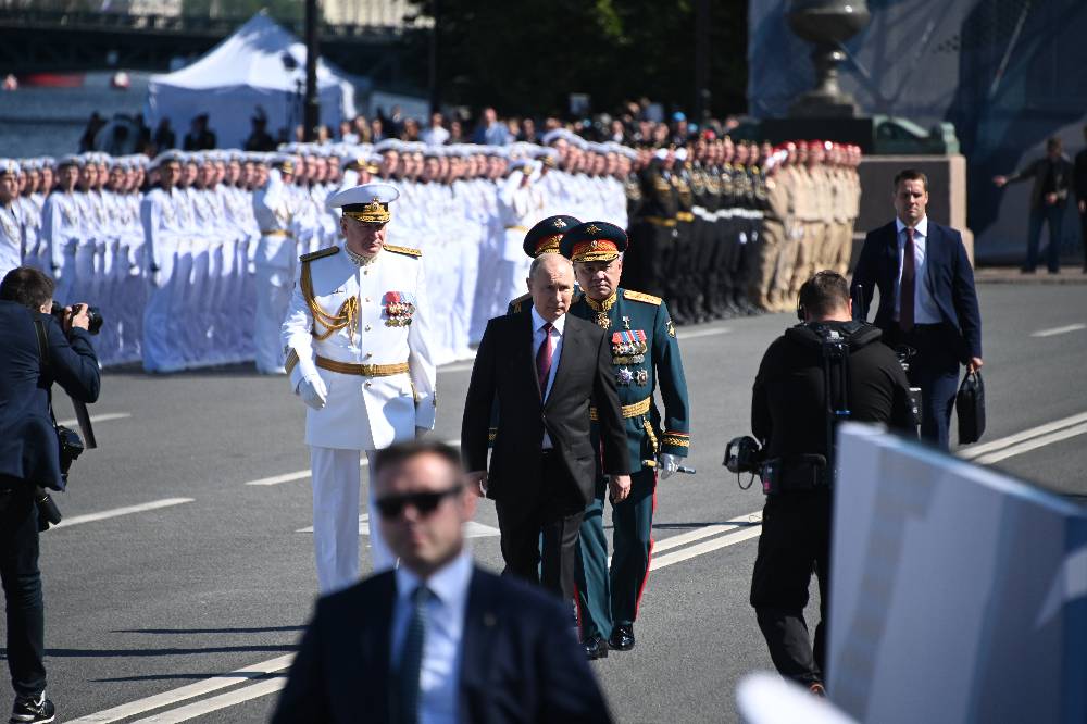 Путин показал африканским лидерам Кронштадт после парада ко Дню ВМФ