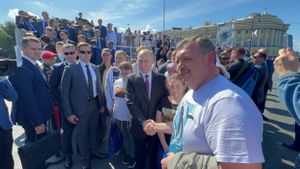 Путин пожал руку многодетному отцу, специально для этого приехавшему в Петербург