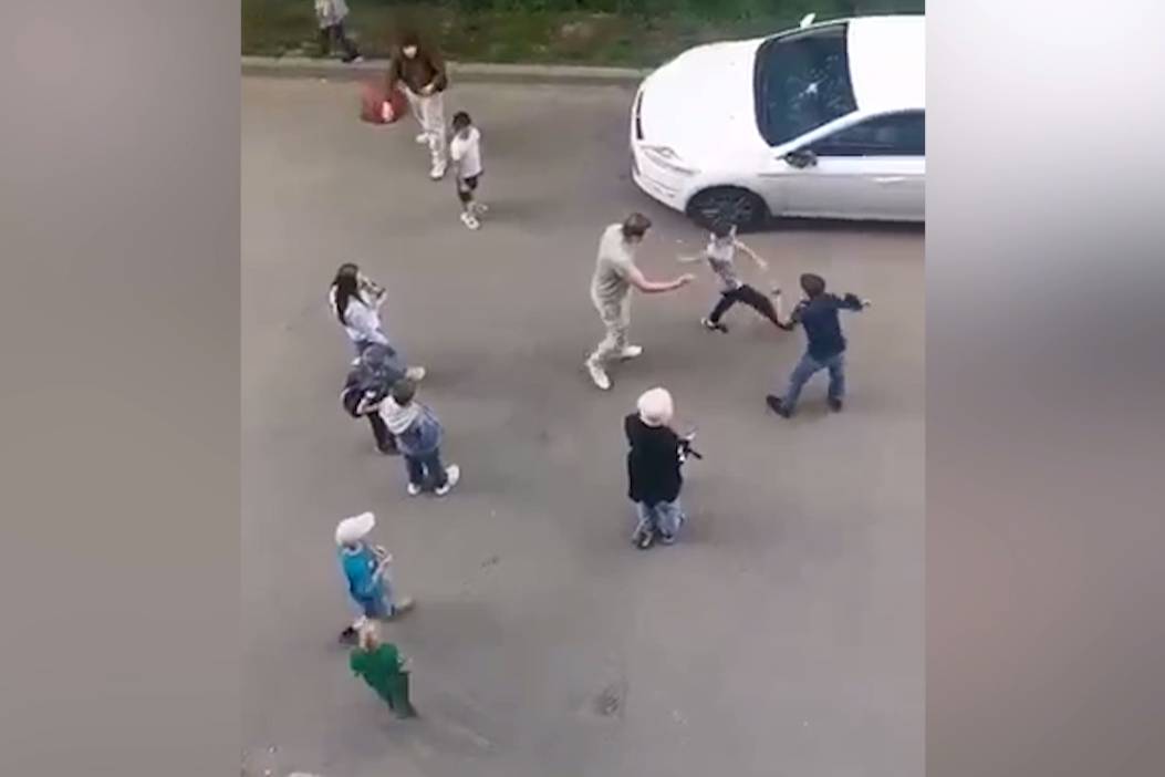 Житель Петербурга заставлял детей драться на улице, и им заинтересовался СК