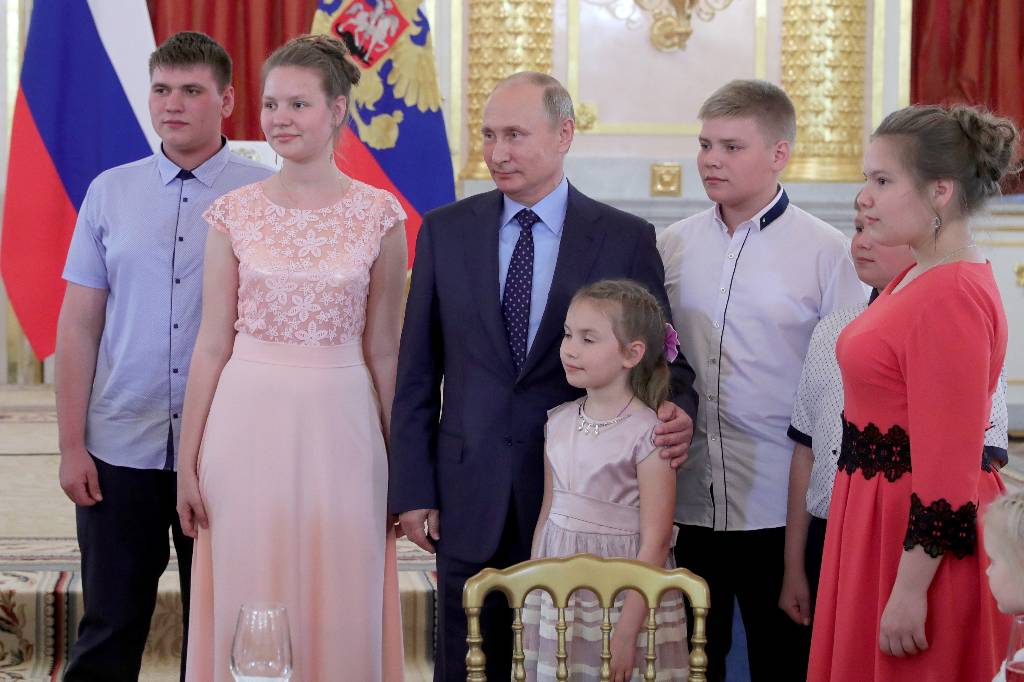 В ОП назвали заслугой Путина превращение России в оплот семейных ценностей