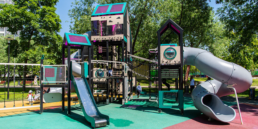 Детская площадка — один из примеров современного столичного двора, обновлённого по программе "Мой район". Обложка © mos.ru