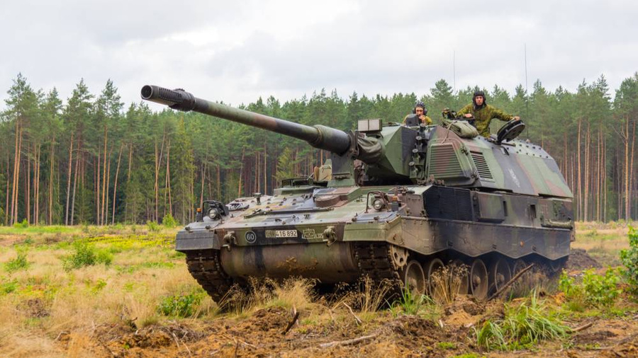 Немецкие артиллерийские установки Panzerhaubitze 2000 входит в топ-7 негодной для боевых действий техники. Обложка © Shutterstock