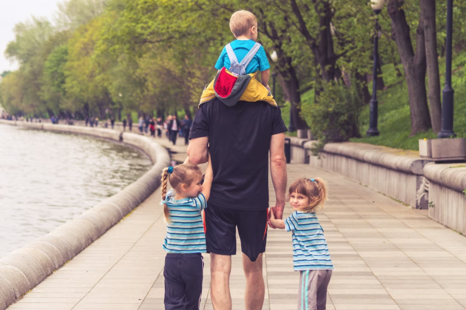 И одного из родителей который. Многодетный отец. Отцы и дети. Отец с тремя детьми. День отца трое детей.