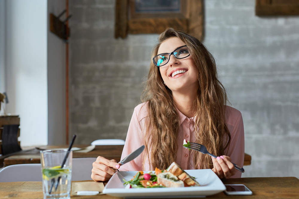 Правильная и сбалансированная пища помогает не только чувствовать себя хорошо физически, но и ментально. Фото © Shutterstock