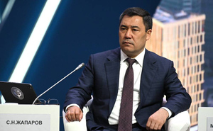 Президент Киргизии пролетел полстраны в экономклассе обычного рейса