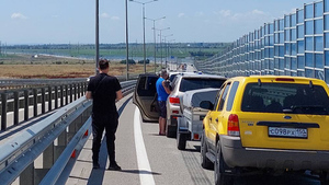 Глава Минтранса доложил Путину о километровых пробках на Крымском мосту