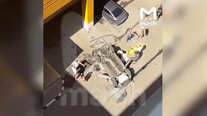 Машина с женщиной внутри упала со второго этажа парковки в Москве