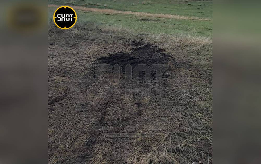 В результате падения взрывчатки с беспилотника ВСУ в селе Графовка Белгородской области образовалась воронка. Фото © Telegram / SHOT