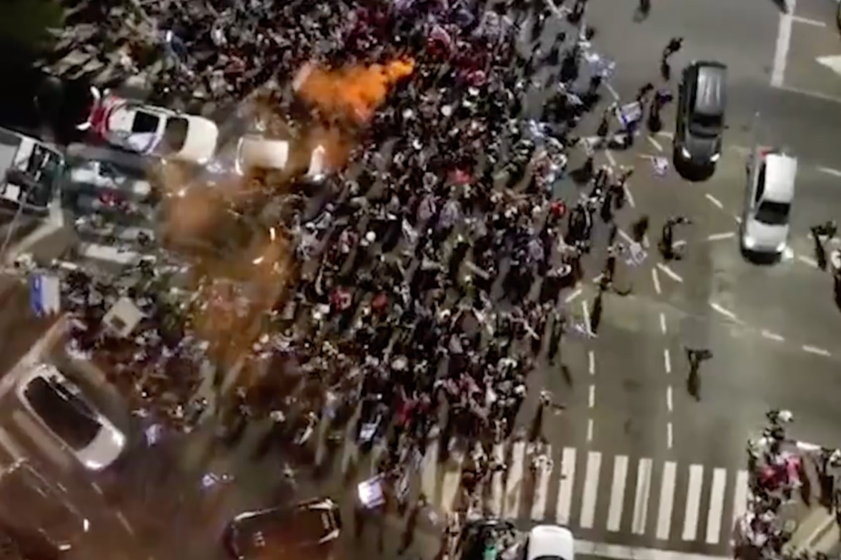 Жгут костры и перекрывают улицы: В Тель-Авиве вновь вспыхнули масштабные протесты