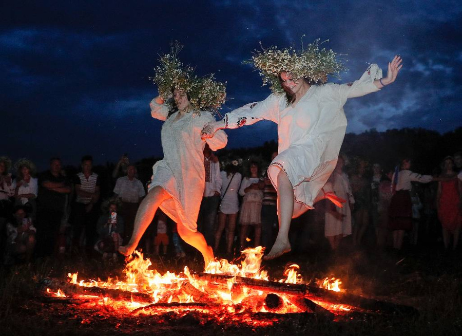 Прыгать через костёр на Ивана Купалу не только развлечение, но и ритуал, проверка любви на прочность. Фото © ТАСС / EPA / Sergey Dolzhenko