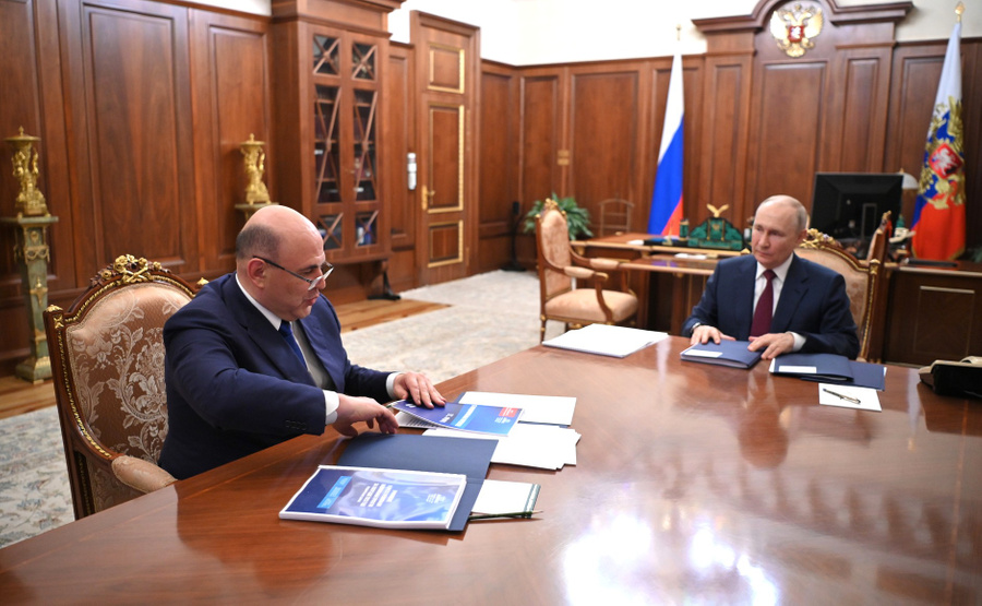 Встреча президента РФ Владимира Путина с председателем правительства Михаилом Мишустиным ночью 4 июля. Фото © Kremlin