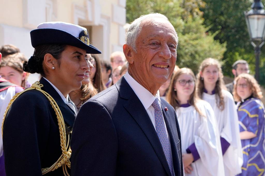 Президент Португалии упал в обморок во время рейда по вузам