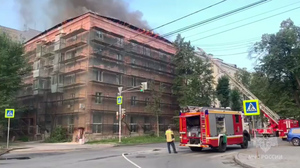 В Екатеринбурге ночью ликвидировали пожар на крыше жилого дома