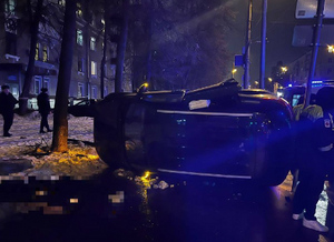 Виновница аварии на рулём КИА вылетела на тротуар, где проходила мать с двумя маленькими детьми. Фото © Telegram / Прокуратура Москвы