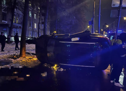 Виновница аварии на рулём КИА вылетела на тротуар, где проходила мать с двумя маленькими детьми. Фото © Telegram / Прокуратура Москвы