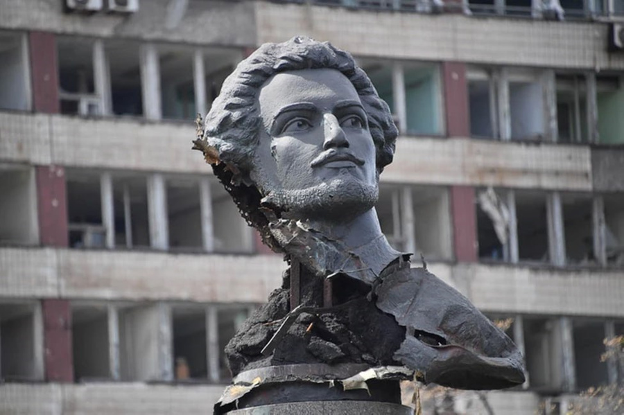 Монумент Куинджи после обстрела. Обложка © Telegram / Владимир Мединский
