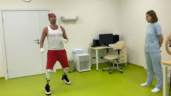 Фигурист Роман Костомаров делится кадрами тренировок после ампутации конечностей. Обложка © Instagram (признан экстремистской организацией и запрещён на территории Российской Федерации) / romankostomarovkrs