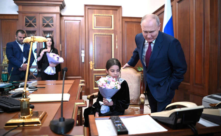 Путин встретился в Кремле с восьмилетней Раисат из Дагестана и её семьёй. Обложка © kremlin.ru