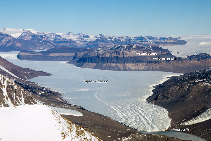 Ледник Тейлора и Кровавый водопад (справа внизу). Фото © NASA Earth Observatory images / Robert Simmon