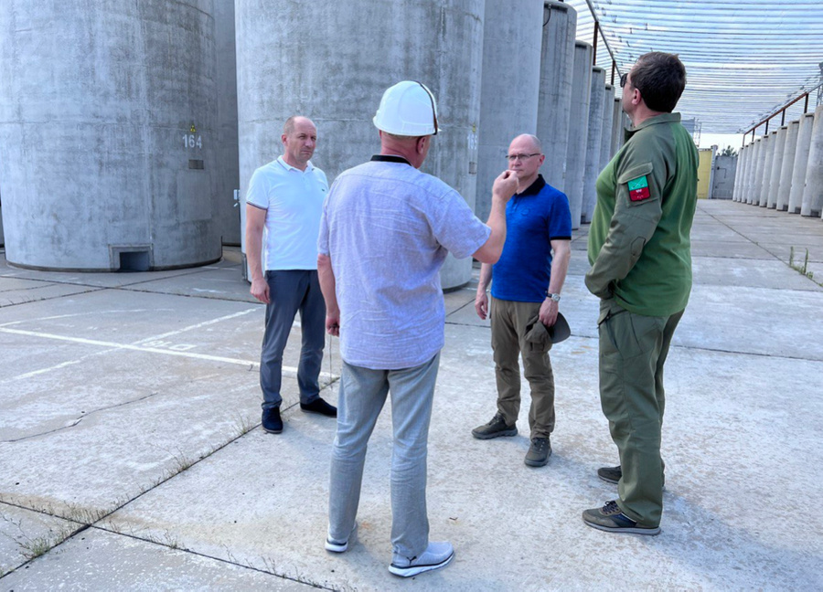 Кириенко и Балицкий осматривают территорию Запорожской АЭС. Фото © Telegram / ЗАЭС. Официально