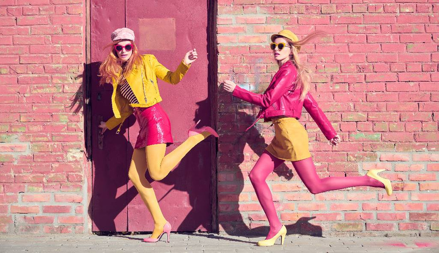 Мода 90-х вернулась: как носить цветные колготки и быть в тренде? Фото © Shutterstock