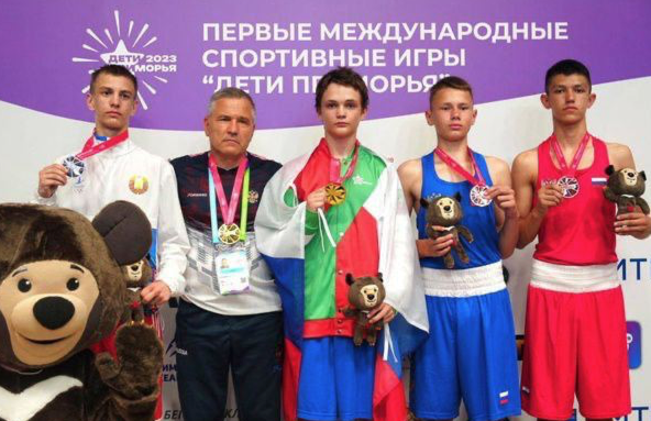 Кириенко посетил легендарную школу бокса в Энергодаре, где растят юных чемпионов