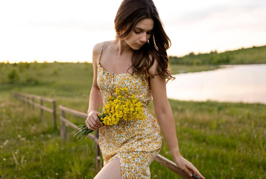 Цветочные платья: классика, которая никогда не выходит из моды. Фото © Freepik