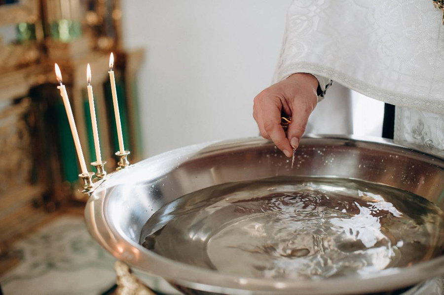 Как с помощью святой воды очистить дом от нечисти. Фото © Shutterstock