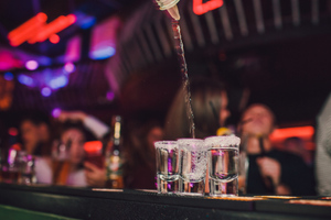 Хирург рассказал, какие продукты замедляют опьянение от водки