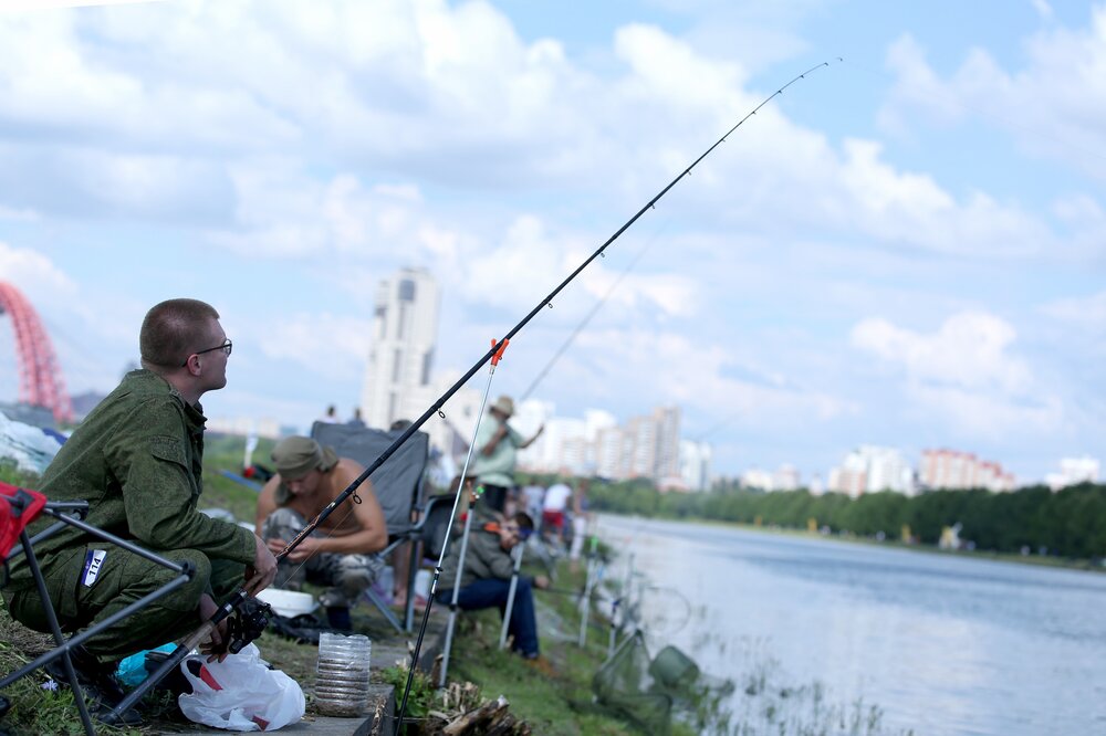 Самые популярные речные места рыбалки — на Волге и Ахтубе, но многие сидят с удочкой, не покидая Москву. Фото © Агентство "Москва" / Кирилл Зыков