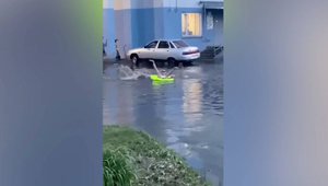 Омич устроил заплыв на матрасе по затопленным после мощного ливня улицам города